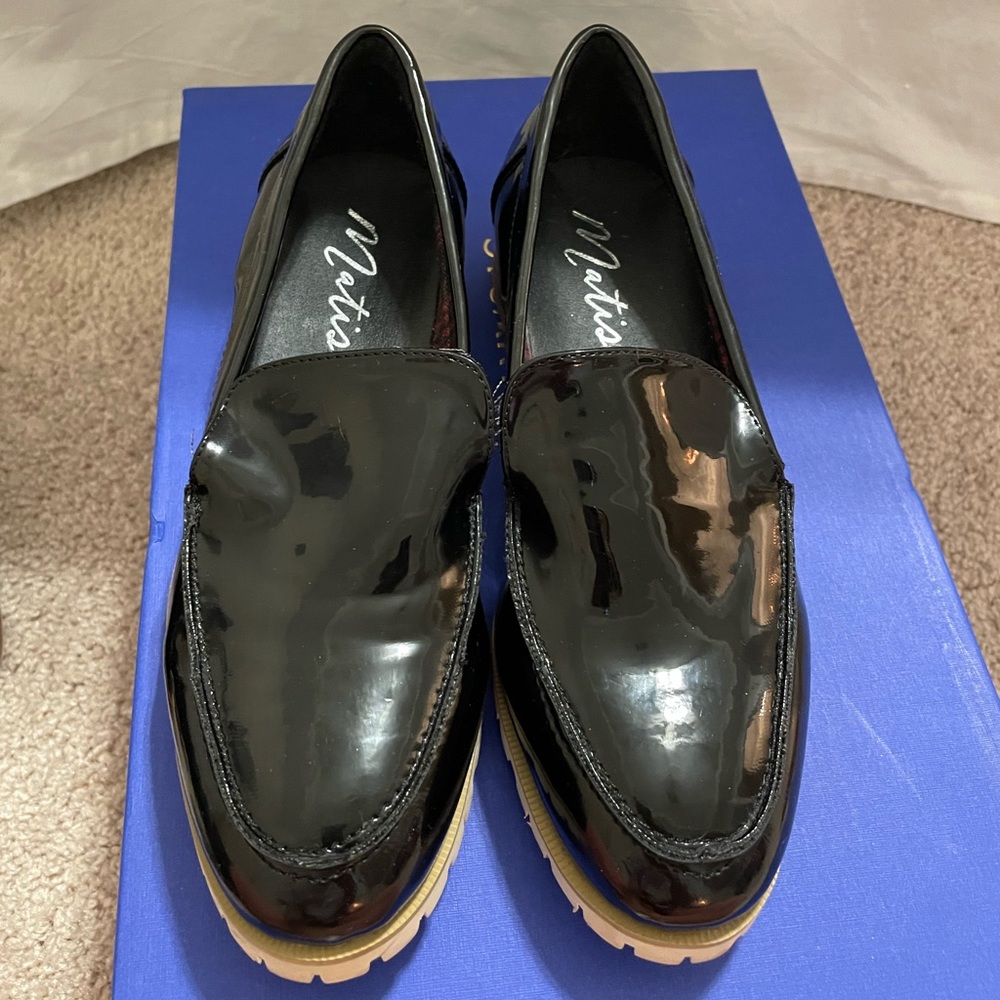 Matisse Size 6 Black loafers
